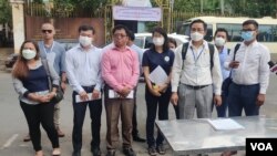 សកម្មភាព​ក្រុម​អង្គការ​សង្គមស៊ីវិល​ធ្វើការ​លើ​វិស័យព័ត៌មាន​ដាក់​លិខិត​ទៅ​កាន់​ខុទ្ទការល័យ​នាយករដ្ឋមន្រ្តី នៅ​រាជធានីភ្នំពេញ ថ្ងៃ​ព្រហស្បតិ៍ ទី១៦ ខែ​មិថុនា ឆ្នាំ២០២២​។ (ណឹម សុភ័ក្រ្តបញ្ញា/វីអូអេ)