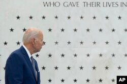 بایدن در برابر دیوار یادبود آژانس اطلاعات مرکزی آمریکا، سیا، در مقر این سازمان در لانگلی، ویرجینیا. ٨ ژوئیه ٢٠٢٢