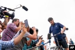 조 바이든(오른쪽) 미국 대통령이 10일 델라웨어주 르호보스비치에서 주말을 보내는 중 취재진과 환담하고 있다.