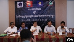 តំណាង​គណបក្ស​នយោបាយ​ធ្វើ​សន្និសីទ​សារព័ត៌មាន​រួម​ដើម្បី​ជំរុញ​ឲ្យ​មាន​ការកែលម្អ​ប្រព័ន្ធ​បោះឆ្នោត​នៅ​កម្ពុជា នៅ​ភោជនីយដ្ឋាន​អូក្រា ក្នុង​ខណ្ឌទួលគោក រាជធានី​ភ្នំពេញ នៅ​ថ្ងៃទី៧ ខែកក្កដា ឆ្នាំ២០២២។ (លាស់ លីបលីប/វីអូអេ)