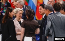 29일 스페인 마드리드에서 열린 나토 정상회이에서 윤석열 한국 대통령(오른쪽 3번째)과 저신다 아던 뉴질랜드 총리(왼쪽 1번째), 우르줄라 폰 데어라이엔 유럽연합 집행위원장(왼쪽 2번째) 등 참석자들이 대화하고 있다.