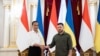 Presiden Ukraina Volodymyr Zelensky (kanan) dan mitranya Presiden Joko Widodo berjabat tangan dalam konferensi pers di Kyiv, Ukraina, 29 Juni 2022. (AFP)