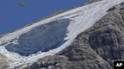 Spasilački helikopter iznad glečera Punta Roka u italijanskim Alpima (Foto: AP /Luca Bruno)