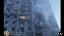 នៅ​ក្នុង​រូបថត​ផ្តល់​ឱ្យ​ដោយ​ទីភ្នាក់ងារ​សង្គ្រោះបន្ទាន់​អ៊ុយក្រែន ក្រុម​អ្នក​ជួយ​សង្គ្រោះ​​ព្យាយាម​ពន្លត់​អគ្គិភ័យ​នៅ​អគារ​មួយ​ដែល​ត្រូវ​ខ្ទេចខ្ទាំ​នៅ​ទីក្រុង Odesa ប្រទេស​អ៊ុយក្រែន​ កាល​ពី​ថ្ងៃ​ទី​១ ខែ​កក្កដា ឆ្នាំ​២០២២ ក្រោយ​ពី​ការ​វាយប្រហារ​រ៉ុក្កែត​ដោយ​រុស្ស៊ី។