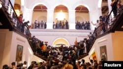 Les manifestants sri-lankais au palais présidentiel à Colombo, le 9 juillet 2022.