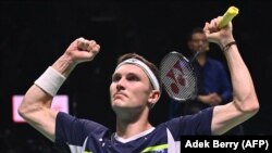 Viktor Axelsen merayakan kemenangannya melawan Zhao Junpeng dari China pada final tunggal putra turnamen bulu tangkis Indonesia Open di Jakarta pada 19 Juni 2022. (Foto: AFP/Adek Berry)