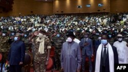 Le médiateur de la CEDEAO, Goodluck Jonathan (2eD) et le président de la Guinée-Bissau Umaro Sissoco Embalo assistent à la prestation de serment du président de la transition Bah Ndaw au CICB (Centre international de conférences de Bamako) à Bamako.