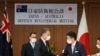 Wakil Perdana Menteri dan Menteri Pertahanan Australia Richard Marles, kiri, dan Menteri Pertahanan Jepang Nobuo Kishi berjabat tangan setelah konferensi pers bersama di Kementerian Pertahanan pada Rabu, 15 Juni 2022, di Tokyo. (Foto: AP)