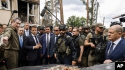 ប្រធានាធិបតីបារាំងលោក Emmanuel Macron (ឆ្វេងទីបី) នាយករដ្ឋមន្រ្តីអ៊ីតាលីលោក Mario Draghi (ឆ្វេងទីពីរ) និងអធិការបតីអាល្លឺម៉ង់លោក (Olaf Scholz) (ស្តាំ) ធ្វើទស្សនកិច្ចនៅទីក្រុង Irpin ប្រទេសអ៊ុយក្រែន ហើយបានមកដល់ទីក្រុងកៀវ ថ្ងៃព្រហស្បតិ៍ ទី១៦ ខែមិថុនា ឆ្នាំ២០២២។