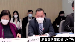 香港特区政府警务处副处长周一鸣在联合国人权事务委员会审议会议上作答，2022年7月8日。（联合国网站截图）