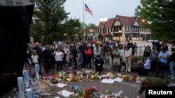 Memorijal za žrtve oružanog nasilja počinjenog na Dan nezavisnosti u Hajlend parku (Foto: REUTERS/Cheney Orr)