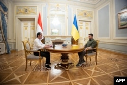 Presiden Ukraina Volodymyr Zelenskyy (kanan) dan Presiden Joko Widodo selama pembicaraan mereka di Kyiv. (Foto: AFP)