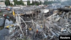 Spasioci pretražuju ruševine tržnog centra u Kremenčuku