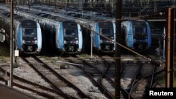 Kereta api lokal di stasiun kereta Gare de Lyon di Paris, Prancis, 6 Juli 2022, menghentikan layanannya selama aksi pemogokan nasional perusahaan kereta api milik negara Prancis SNCF, menuntut kenaikan gaji. (REUTERS/Benoit Tessier)