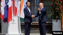 Kanselir Jerman Olaf Scholz menyambut Presiden Indonesia Joko Widodo, di resor Bavaria kastil Schloss Elmau, dekat Garmisch-Partenkirchen, Jerman 27 Juni 2022. (REUTERS/Jonathan Ernst)