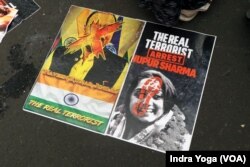 Pamflet yang dibawa oleh massa aksi Bela Nabi Muhammad 1706 di depan Kedutaan Besar India berisikan kecaman terhadap politisi dari Bharatiya Janata Party, Nupur Sharma.