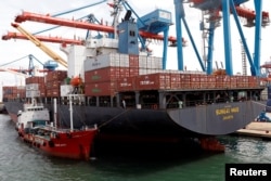 Suasana di Pelabuhan Tanjung Priok, Jakarta, 11 Januari 2021. (REUTERS/Willy Kurniawan)