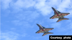 台湾自制新型喷气式教练机在台东空军基地上空飞行。（2022年7月6日）