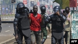 Des manifestations ont été organisées mardi soir et mercredi dans des quartiers de la banlieue de Conakry par des partisans du FNDC pour protester contre l'arrestation des trois hommes. (photo d'illustration)
