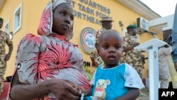 Hauwa Joseph, ici avec son bébé, a été retrouvée avec d'autres civils le 12 juin près de Bama après que les troupes ont attaqué un camp de Boko Haram.