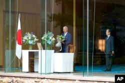 ប្រធានាធិបតី​សហរដ្ឋ​អាមេរិក លោក Joe Biden ចុះ​ហត្ថលេខា​លើ​សៀវភៅ​ចូល​រួម​រំលែក​ទុក្ខ​នៅ​ភូមិគ្រឹះ​ឯកអគ្គរាជទូត​ជប៉ុន​នៅ​ក្នុង​រដ្ឋធានី​វ៉ាស៊ីនតោន ថ្ងៃទី ៨ ខែកក្កដា ឆ្នាំ២០២២។