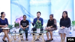 លោក អ៊ួន បាឋម ហៅ​សាយ ដៃ​កាន់​មេក្រូ ថ្លែង​ចំណាប់​អារម្មណ៍​របស់​ខ្លួន​ ក្នុង​សន្និសីទ​សារព័ត៌មាន​ ក្នុង​ថ្ងៃ​បិទ​បញ្ចប់​យុទ្ធនាការ «តាម​ដងទន្លេ​មេគង្គ​ជាមួយ​សាយ» របស់​អង្គការ​អុកស្វាម​ នៅ​រាជធានី​ភ្នំពេញ កាល​ពី​ថ្ងៃ​ទី២៣ ខែ​មិថុនា ឆ្នាំ​២០២២។ (លាស់ លីបលីប/វីអូអេ)