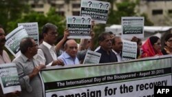 په پاکستان کې انساني حقونو تنظيمونه په تکرار له حکومت څخه غوښتنه کوي چې که په لادکه کسانو کوم تورونه وي نو هغوی دې عدالت ته وړاندې کړل شي او د قانون مطابق د سزا جزا سلکو دې ورسره وکړی شي