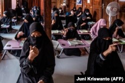 Pelajar mengaji dengan bahasa isyarat di sebuah pondok pesantren anak tunarungu di Sleman. (Foto: AFP/Juni Kriswanto)