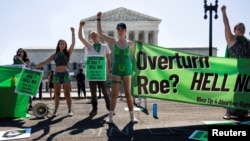 임신중절 권리 옹호자들이 미 연방 대법원 앞에서 시위하고 있다. (자료사진)