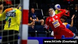 بازیکن تیم هندبال دختران ایران در مسابقات اسلوونی. عکس از سایت فدراسیون جهانی هندبال: www.ihf.info