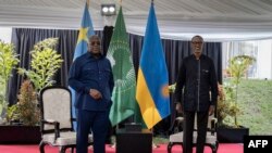 Les président congolais Félix Tshisekedi (D) Rwandais, Paul Kagame (G) à Rubavu, Rwanda, le 25 juin 2021.