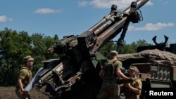 Pasukan Ukraina memuat peluru ke howitzer self-propelled CAESAR sebelum menembak ke arah posisi Rusia, di Wilayah Donetsk, Ukraina, 8 Juni 2022. (Foto: Reuters)