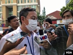 សហមេធាវី​ការពារ​ក្តី​លោក កឹម សុខា គឺ​លោក ​ផែង ហេង​ ធ្វើ​សន្និសីទ​ព័ត៌មាន​ ក្រោយ​សវនាការ​លើក​ទី​៤៦ របស់​លោក​ កឹម សុខា​ ទីក្រុង​ភ្នំពេញ ថ្ងៃ​ទី​២៩​ ខែ​មិថុនា​ ឆ្នាំ​២០២២។​ (ហ៊ុល រស្មី​/វីអូអេ)