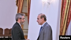 Wakil Menteri Luar Negeri Iran Ali Bagheri Kani (kiri) berbicara dengan Wakil Sekretaris Jenderal European External Action Service (EEAS), Enrique Mora, di Teheran, Iran, pada 11 Mei 2022. (Foto: Iran's Foreign Ministry/WANA (West Asia News Agency) via Reuters)