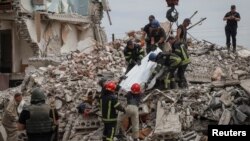 Spasioci izvlače telo iz ruševina stambene zgrade pogođene rusom raketom, tokom ruske invazije na Ukrajinu, u Časiv Jaru, region Donjecka, istočna Ukrajina, 10. jula 2022.