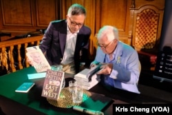 英国最后一任香港总督彭定康 2022年7月1日出席新书签名活动。 (美国之音 郑乐捷)