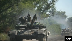 Pasukan Ukraina bergerak dengan tank di jalan di wilayah Ukraina timur Donbas, 21 Juni 2022. (Foto: AFP)