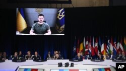 Ukrajinski predsednik Volodimir Zelenski govori, putem video linka, na samitu NATO-a u Madridu (Foto: AP /Manu Fernandez)