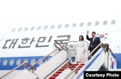 윤석열 한국 대통령과 부인 김건희 여사가 27일 서울공항에서 스페인 마드리드에서 열리는 나토 정상회의 참석을 위한 해외순방길에 오르고 있다. 사진: 한국 대통령실.