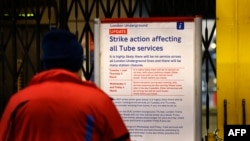 រូបឯកសារ៖ សេចក្តីជូនដំណឹងណែនាំដល់អ្នកធ្វើដំណើរថាមិនមានសេវារថភ្លើងក្រោមដីសម្រាប់ទីក្រុងឡុងដ៍ ដែលដំណើរការពីតំបន់ Walthamstow ភាគខាងកើតទីក្រុងឡុងដ៍ ថ្ងៃទី១ ខែមីនា ឆ្នាំ២០២២ ក្នុងអំឡុងពេលមួយថ្ងៃនៃសកម្មភាពកូដកម្ម។