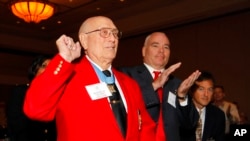 资料照片：“荣誉勋章”获得者赫歇尔·“伍迪”·威廉姆斯在亚特兰大参加全国爱国主义基金会主办的荣誉勋章午餐会。(2022年5月11日）