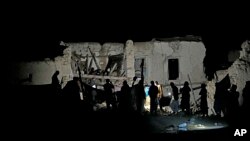 Warga Afganistan mencari korban selamat di Desa Gyan, Provinsi Paktika, Afganistan, Rabu, 22 Juni 2022. (Foto: AP)