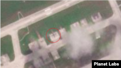 괌 앤더슨 공군기지 활주로 옆 계류장에 지난달 29일 B-1B 랜서 전략폭격기(원 안)가 서 있다. 자료=Planet Labs