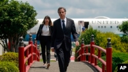 Američki državni sekretar Antony Blinken sprema se razgovarati s medijima prije nego što se ukrca u svoj avion u zračnoj bazi Yokota u Fussi na periferiji Tokija, 11. jula 2022. 