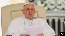 Paus Fransiskus dalam audiensi umum mingguannya di Lapangan Santo Petrus, Vatikan, Rabu, 22 Juni 2022. (AP Photo/Andrew Medichini)
