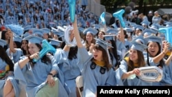 Upacara wisuda Universitas Columbia di Manhattan, New York City, AS (foto: dok). Presiden Jokowi imbau para penerima beasiswa LPDP agar kembali ke tanah air setelah menyelesaikan studi di luar negeri.