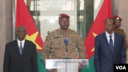 Paul-Henri Sandaogo Damiba (au micro) et Blaise Compaoré (à droite) à l'arrivée de ce dernier à Ouagadougou.