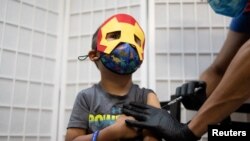 지난 6월 미국 펜실베이니아주에서 4세 어린이가 신종 코로나바이러스 백신을 맞고 있다. (자료사진)