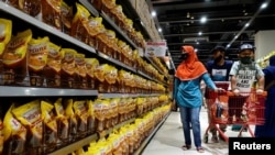 Warga berbelanja minyak goreng berbahan kelapa sawit di sebuah supermarket di Jakarta, 27 Maret 2022. (Foto: REUTERS/Willy Kurniawan)
