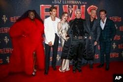 (Ki-ka) Yola, Austin Butler, Olivia Dejonge, director Baz Luhrmann, Tom Hanks dan Luke Bracey di acara pemutaran perdana film 'Elvis' di London, 31 Mei 2022 (Dok: Joel C Ryan/Invision/AP)